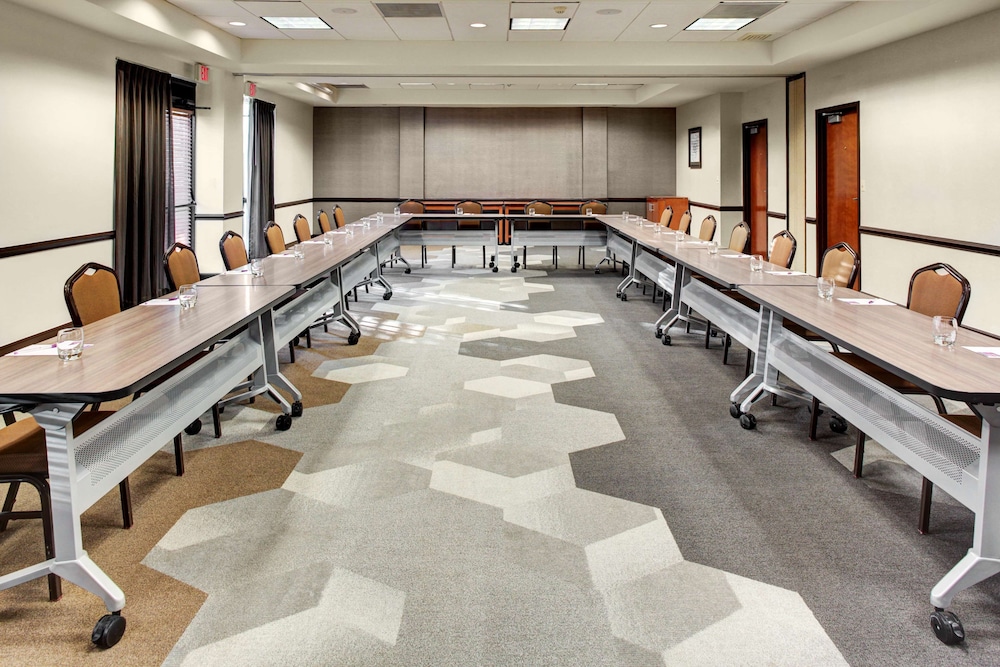 Hyatt Place Albuquerque Airport 14/48