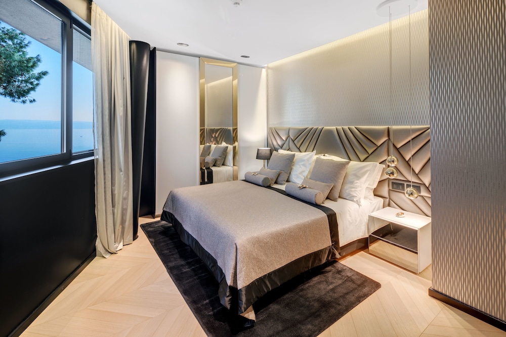 All Suites Hotel Posh 18/65