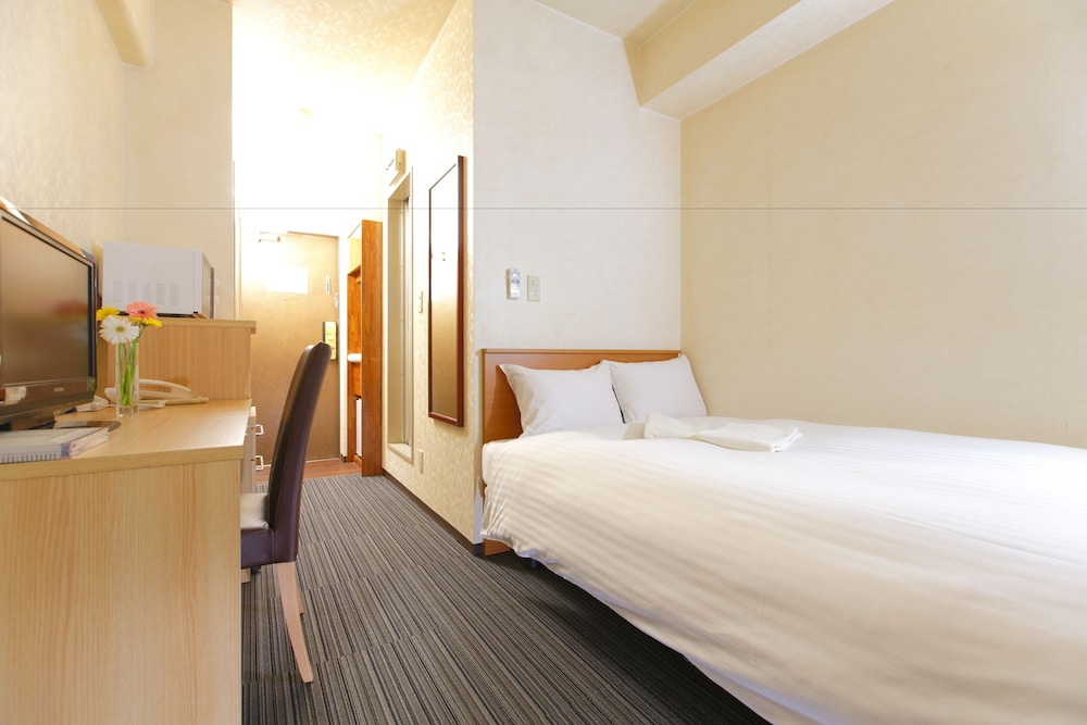 SEMI ROOM, SEMI DOUBLE BED, NO CLEANING SERVICES, CORNER, SMOKING