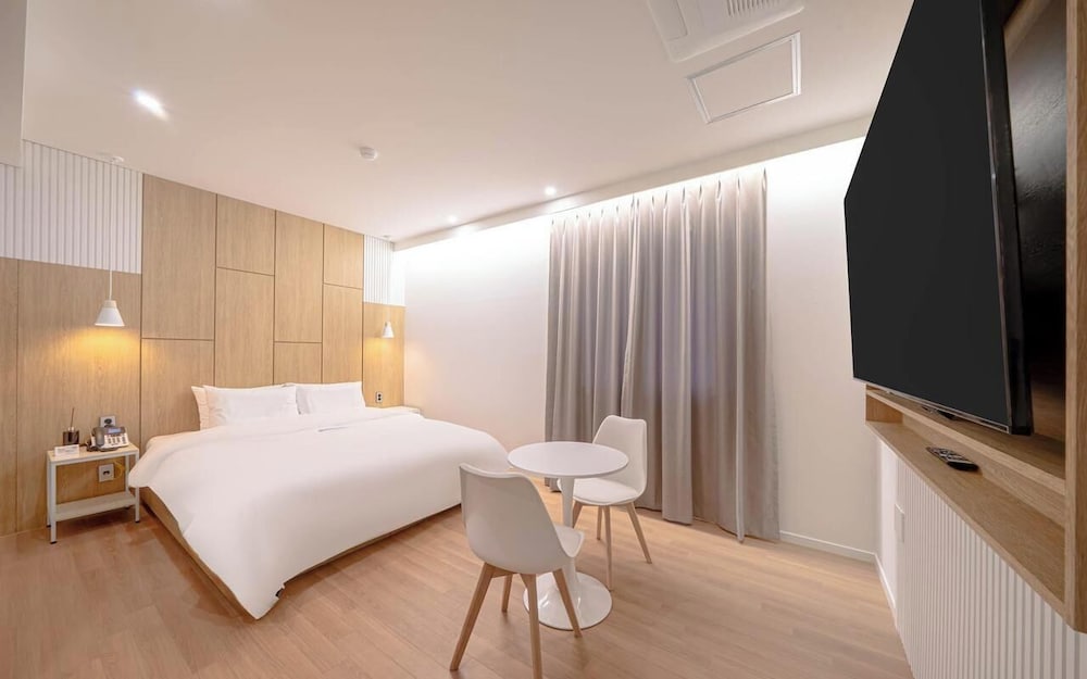 Zara Motel 35/68