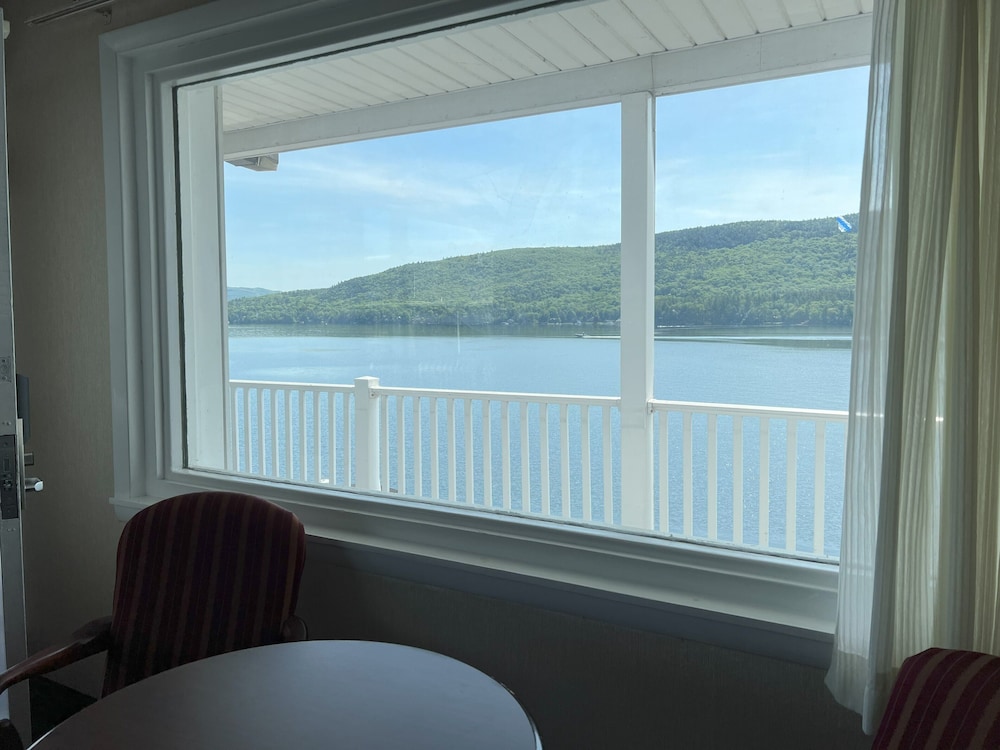 The Georgian Lakeside Resort 48/67