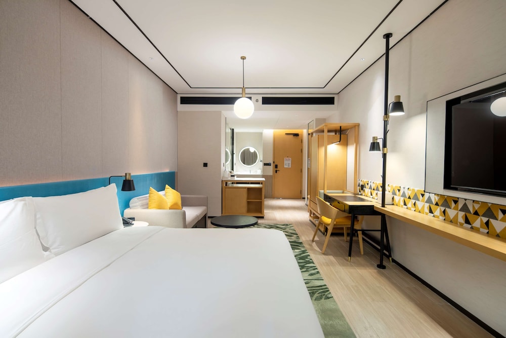 DELUXE, KING BED