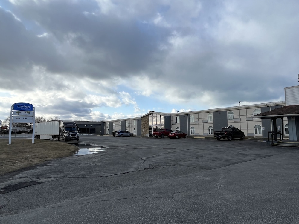 Travelodge by Wyndham Sarnia 38/40