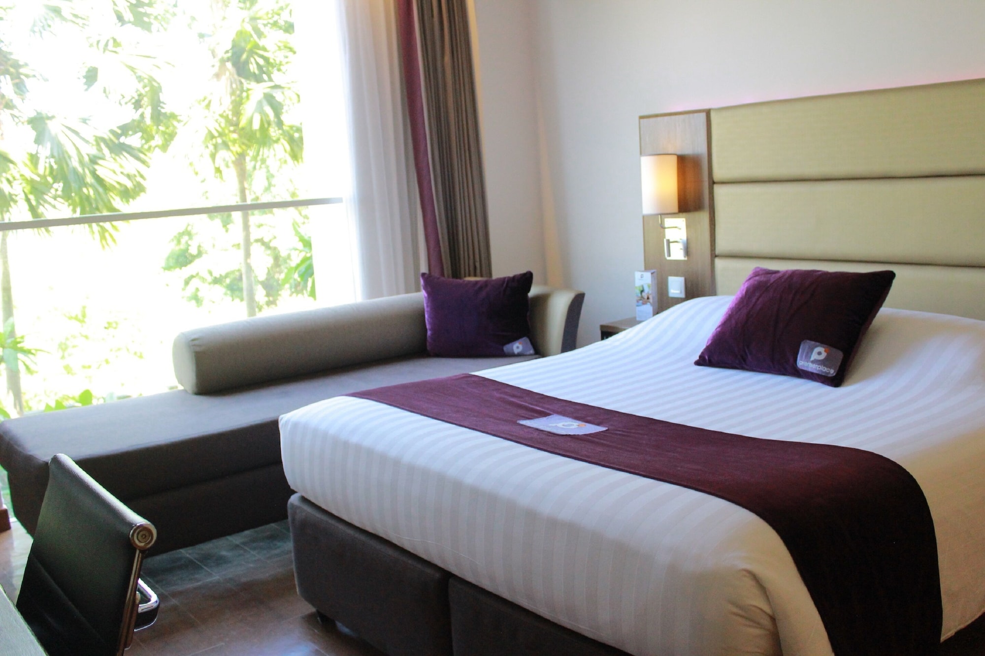 PREMIER, QUEEN BED, LARGE, SMOKING