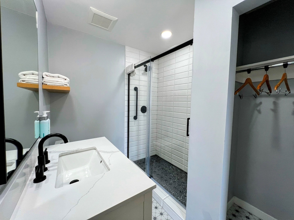 Tides Oceanview Inn & Cottages 50/50