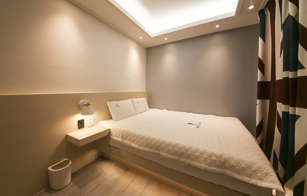 BUSINESS, QUEEN BED