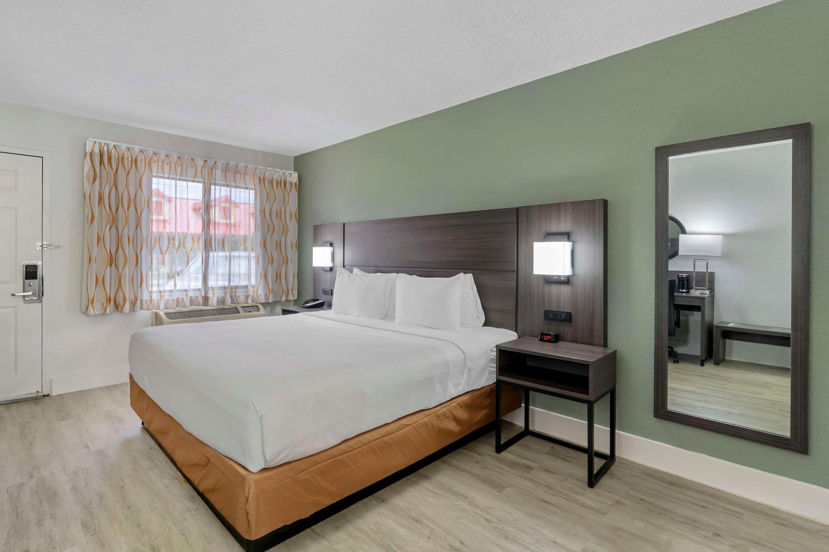 ROOM, KING BED