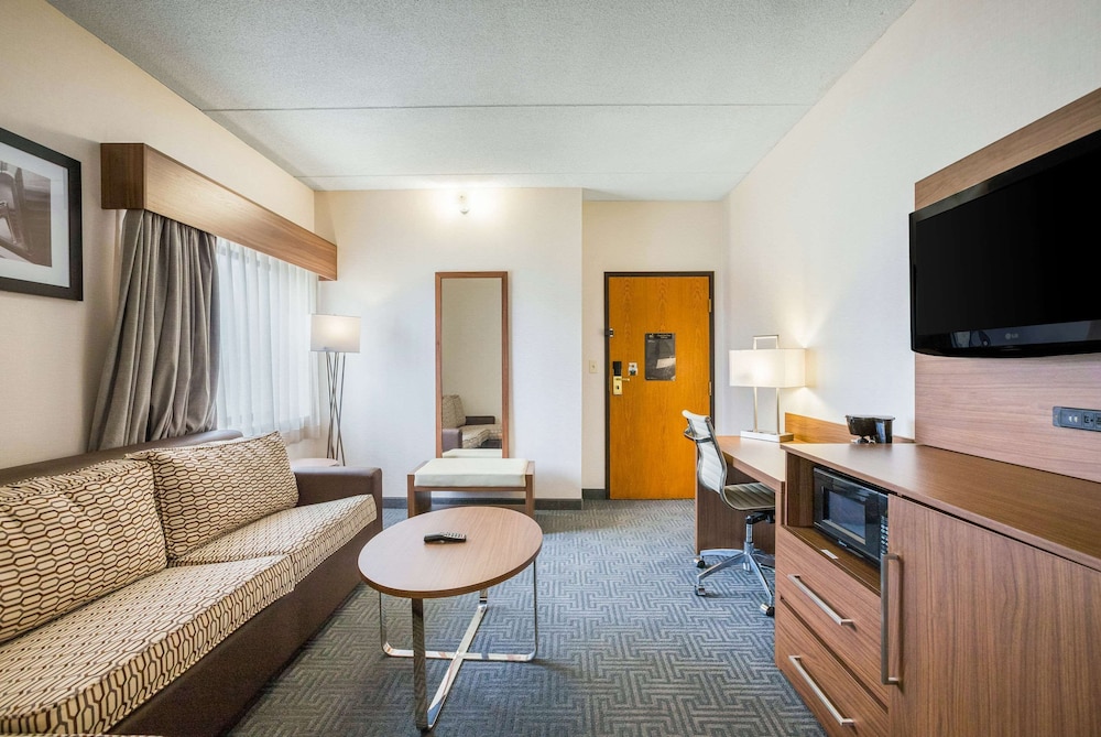 Quality Suites Lansing West 25/45