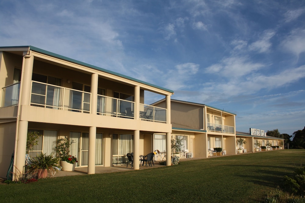 Lakeview Motel & Apartments 1/63