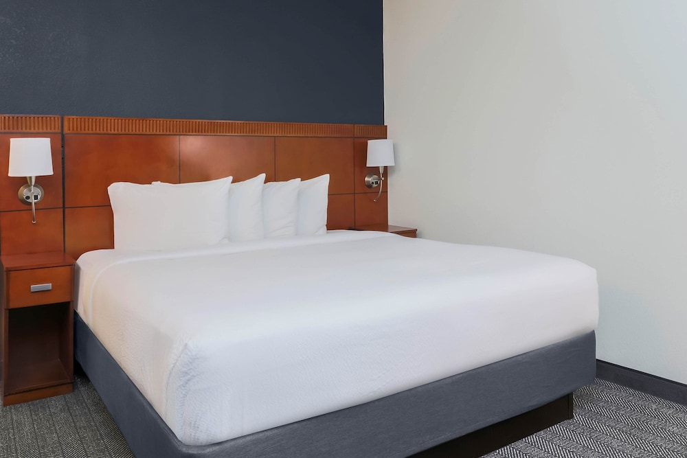 غرفة كبيرة بسرير كينج مع أريكة لذوي الإعاقة، Courtyard Austin Airport 3/4