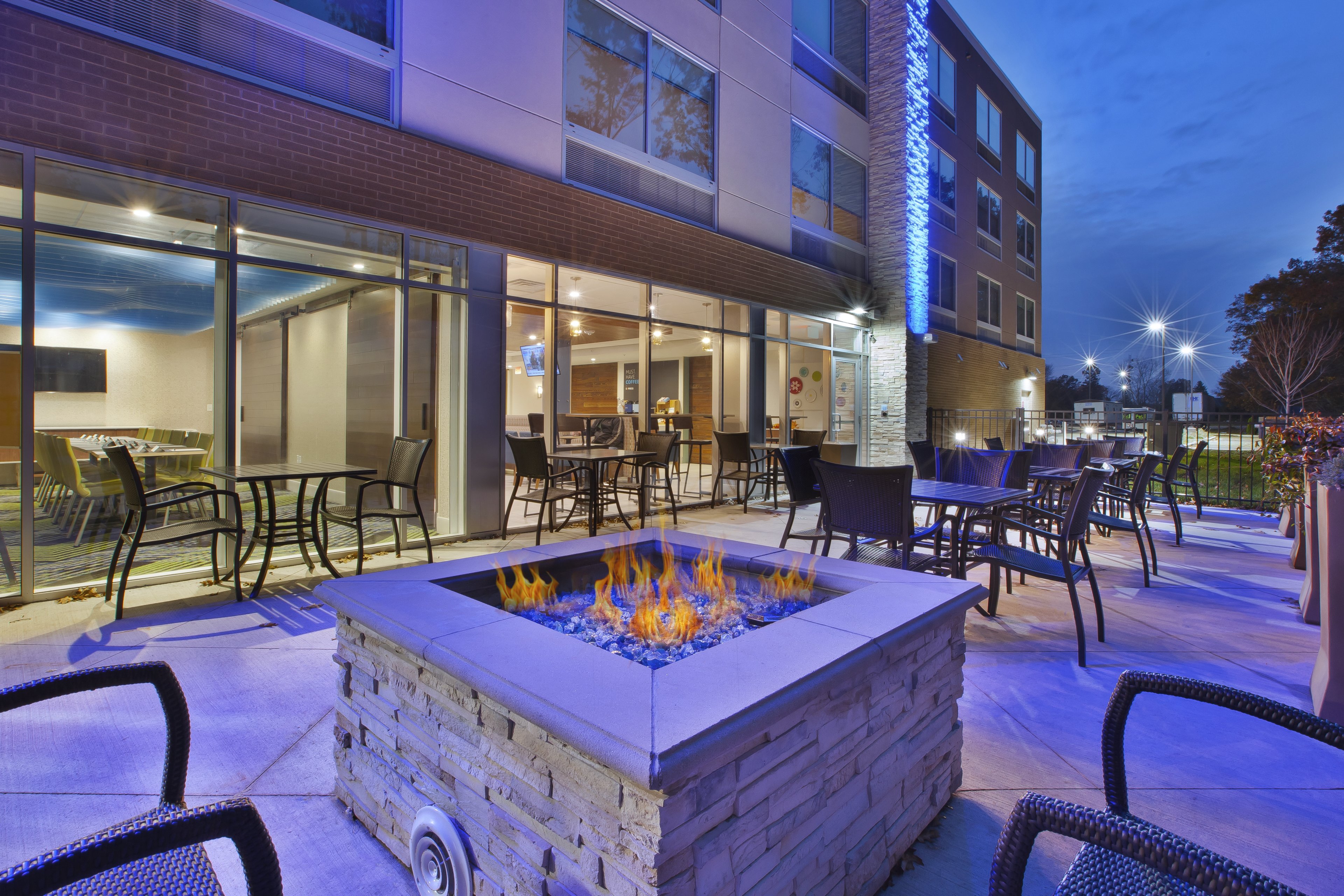 Holiday Inn Express Suites Grand Rapids Airport North 28/32