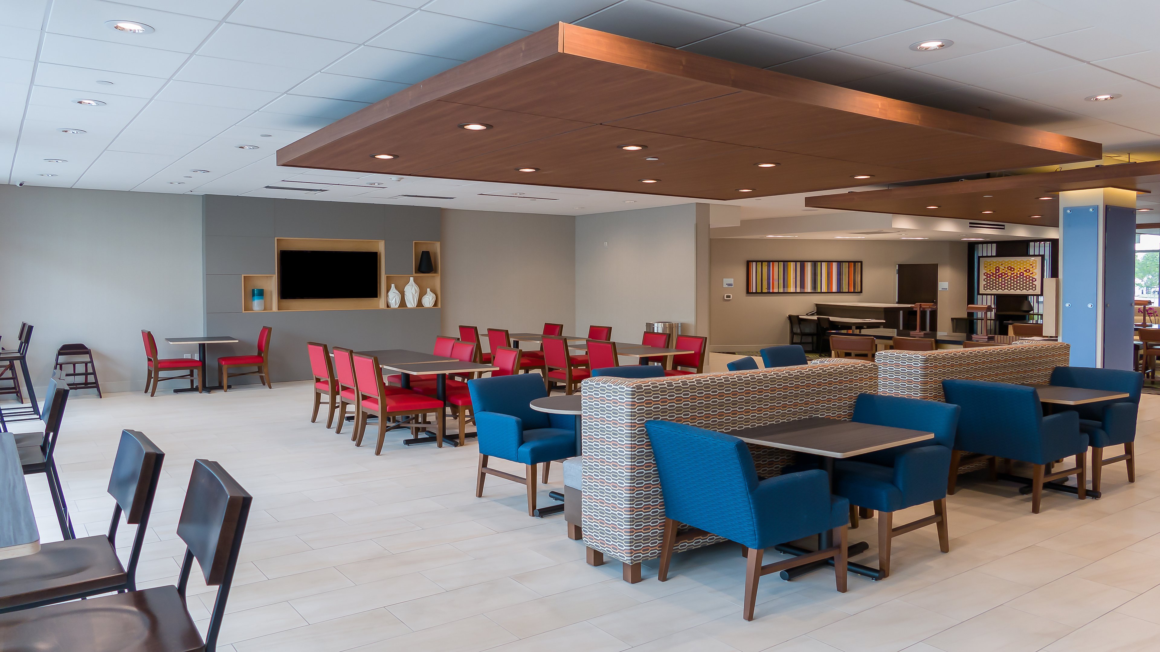 Holiday Inn Express Suites Tampa East Ybor City 52/56