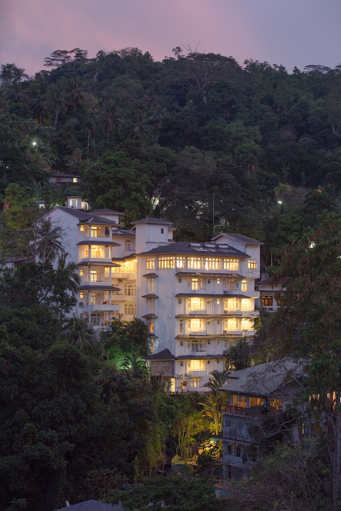 Oak Ray Serene Garden Hotel 59/64