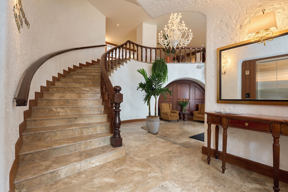 LA HACIENDA MIRAFLORES 6/50