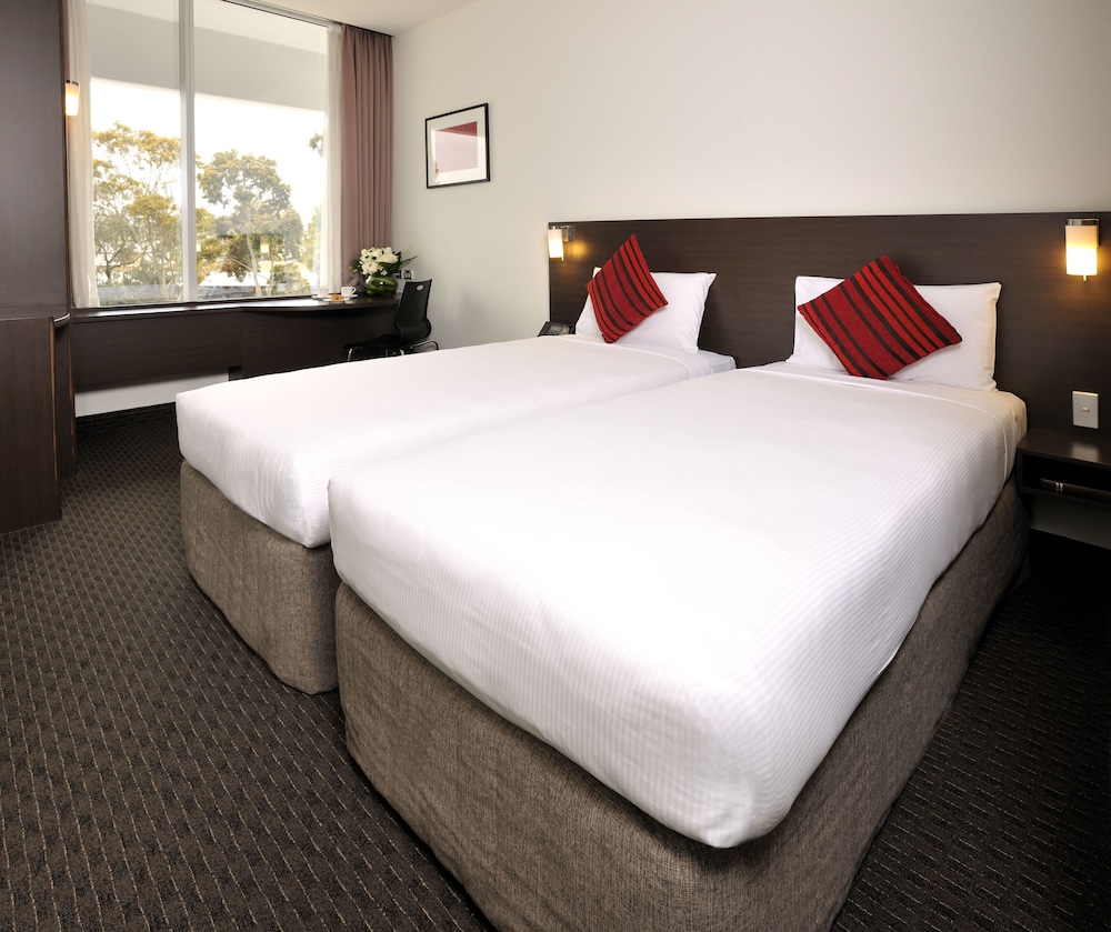 IBIS MELBOURNE GLEN WAVERLEY 12/76