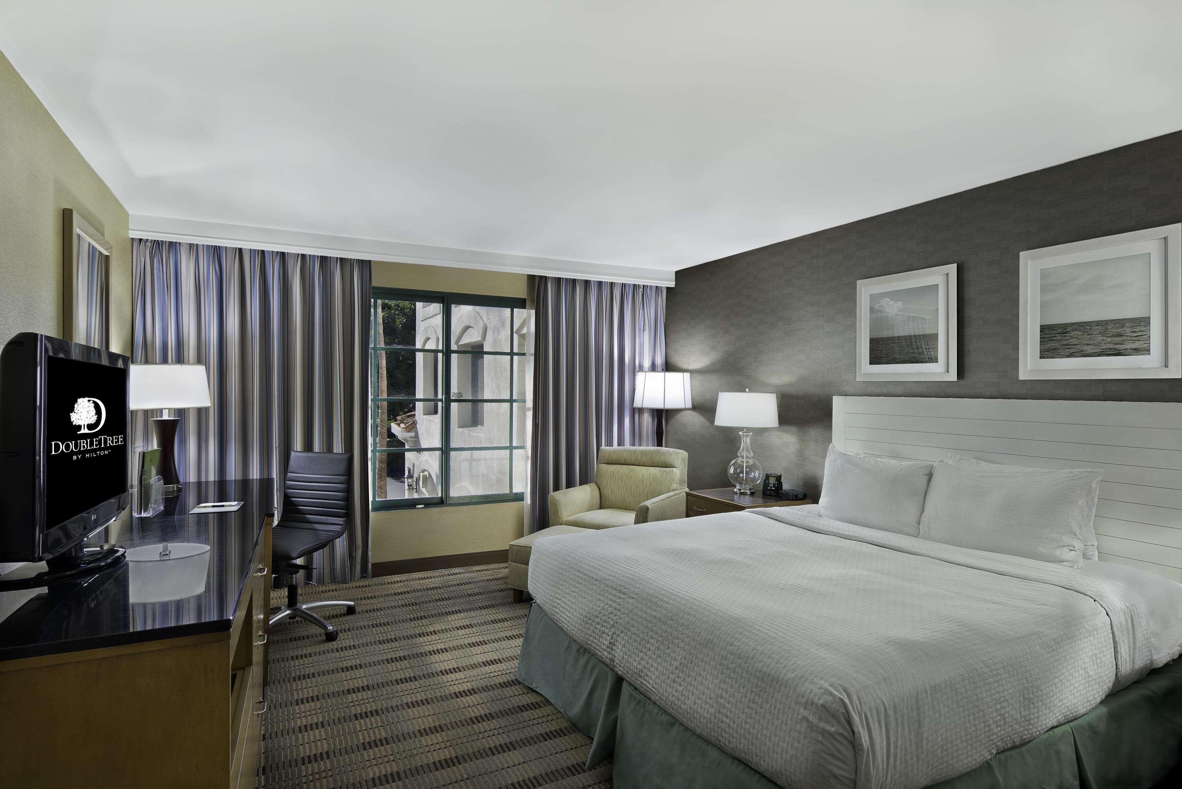 1 King Bed Guest Room - Sweet Dreams Experience Bed - Cable Package with Hbo-Clock with Mp3