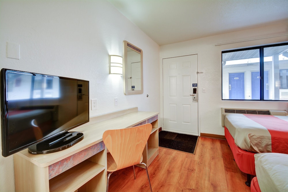 Motel6 Southington, CT - Hartford 34/43