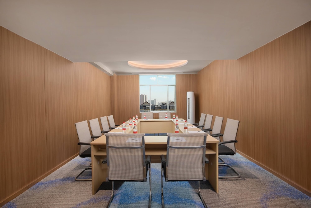 Days Inn by Wyndham Yueyang Train Station 48/56