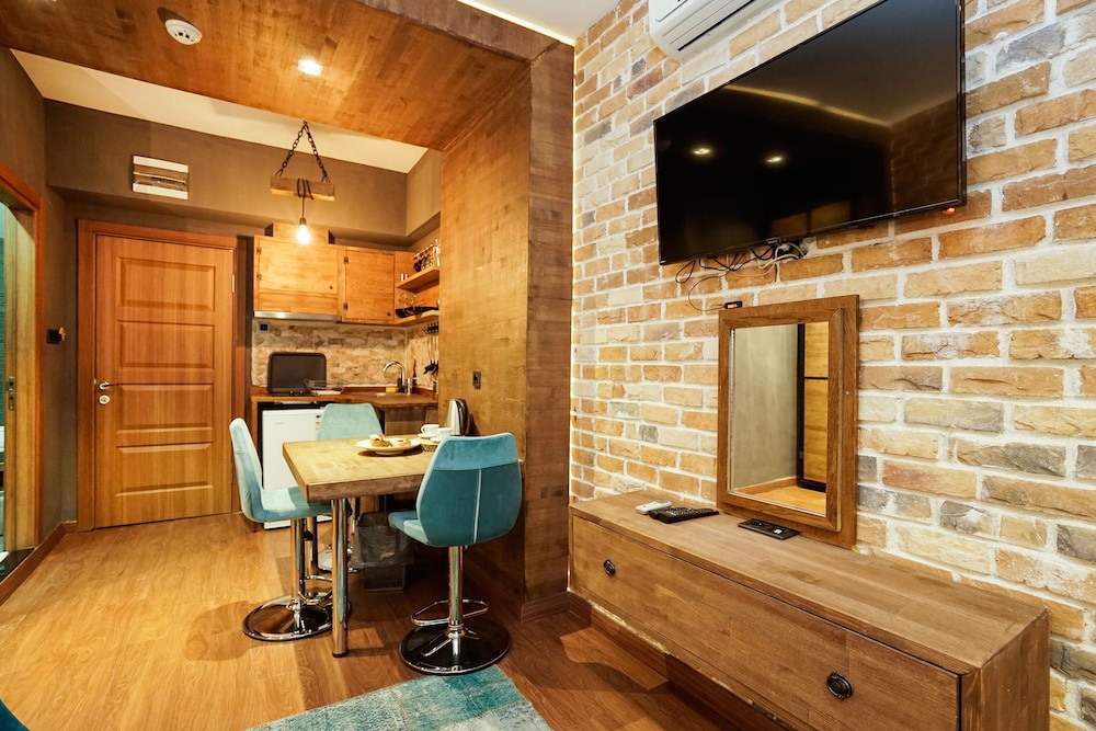 Cube Suites 78/100