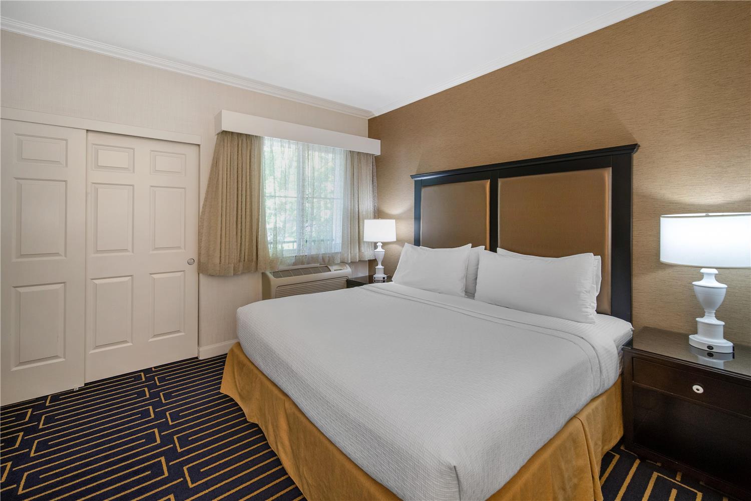 Suite, King Bed, Sofa, Balcony