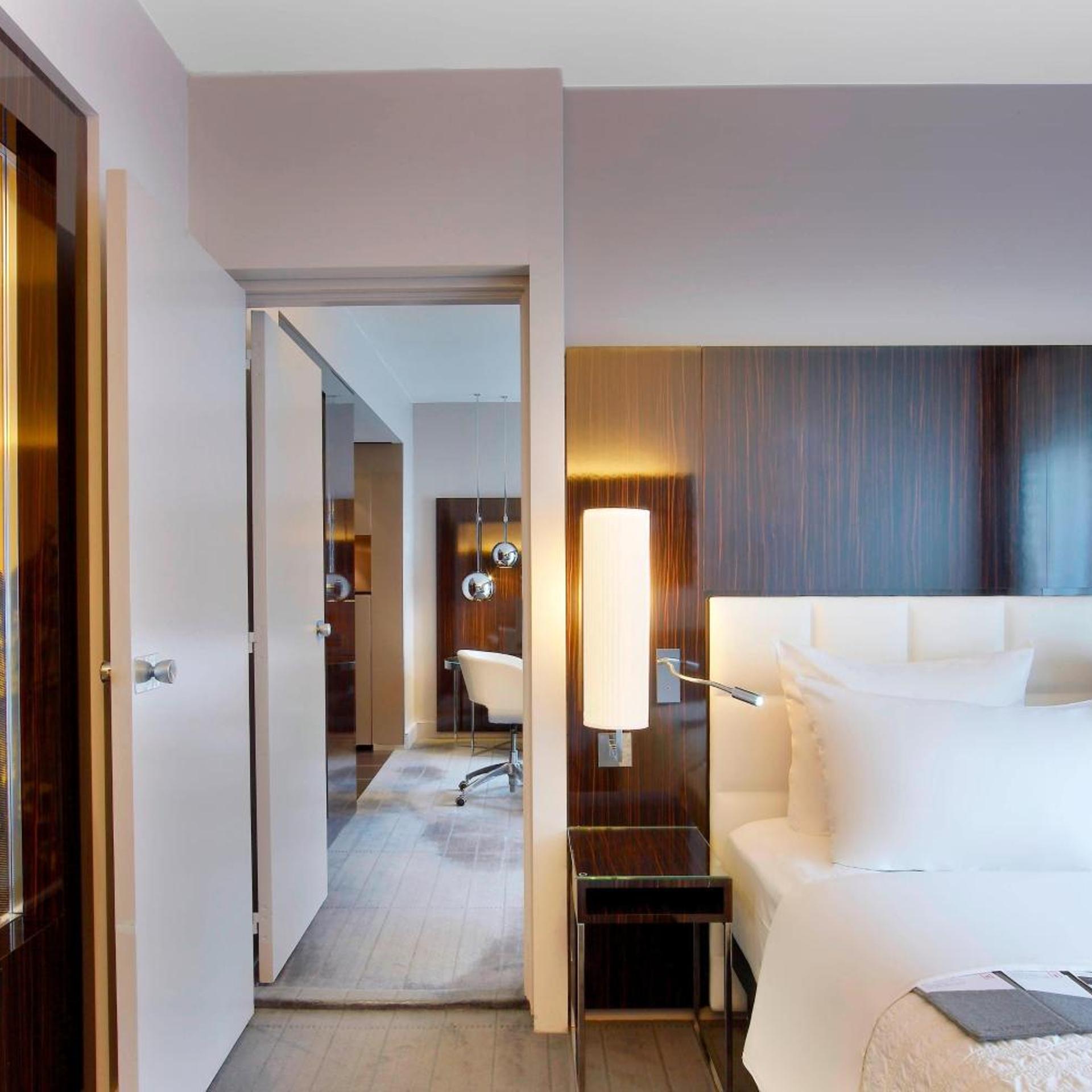 1 Bedroom, Senior, Suite, King Bed
