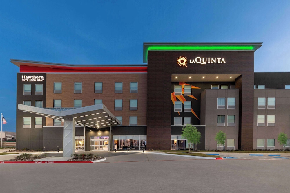 La Quinta Inn & Suites by Wyndham DeSoto 3/44