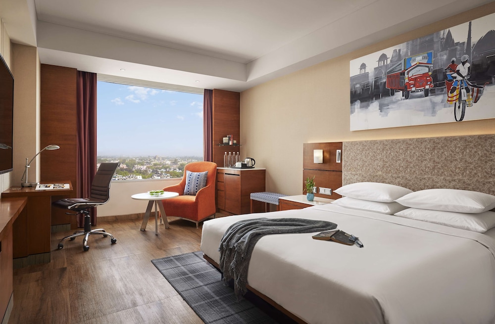 DELUXE, KING BED
