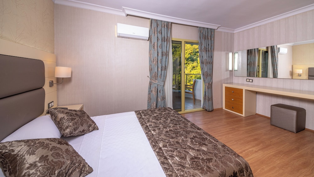 Faros Grand Hotel 14/48