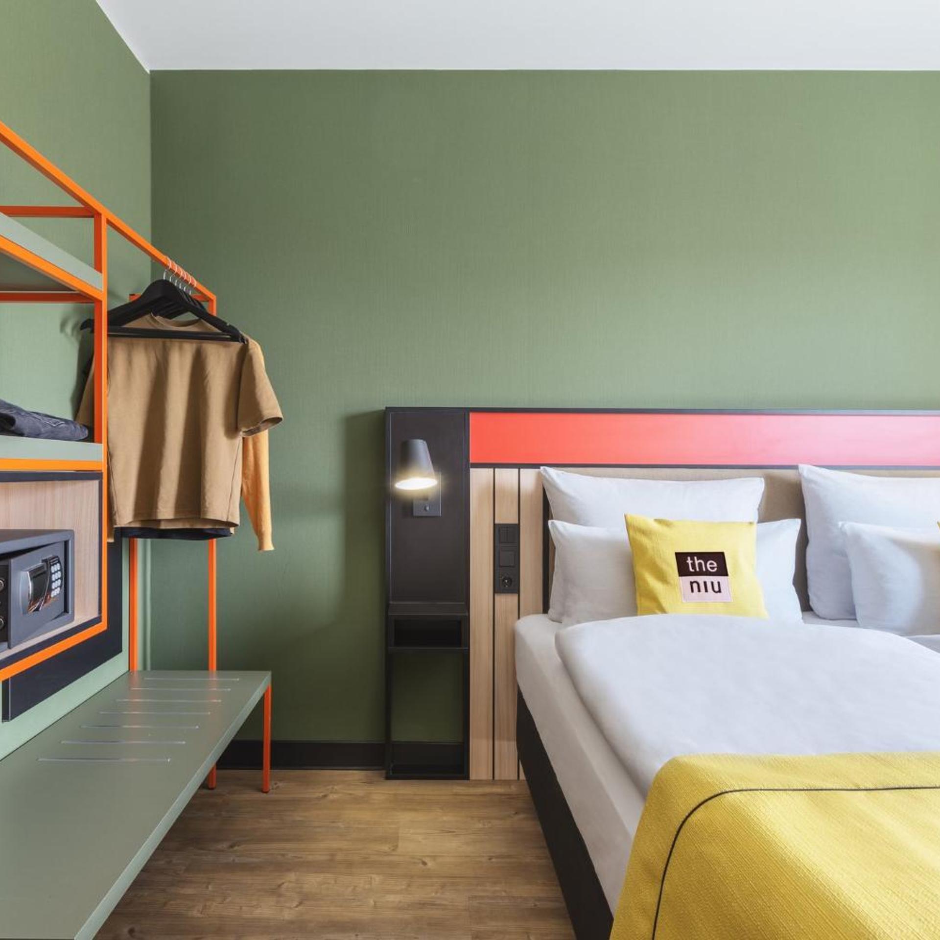 غرفة بريميوم بسرير كينج وسرير كوين بمطبخ صغير، Holiday Inn - the niu, Amity Potsdam by IHG 5/10