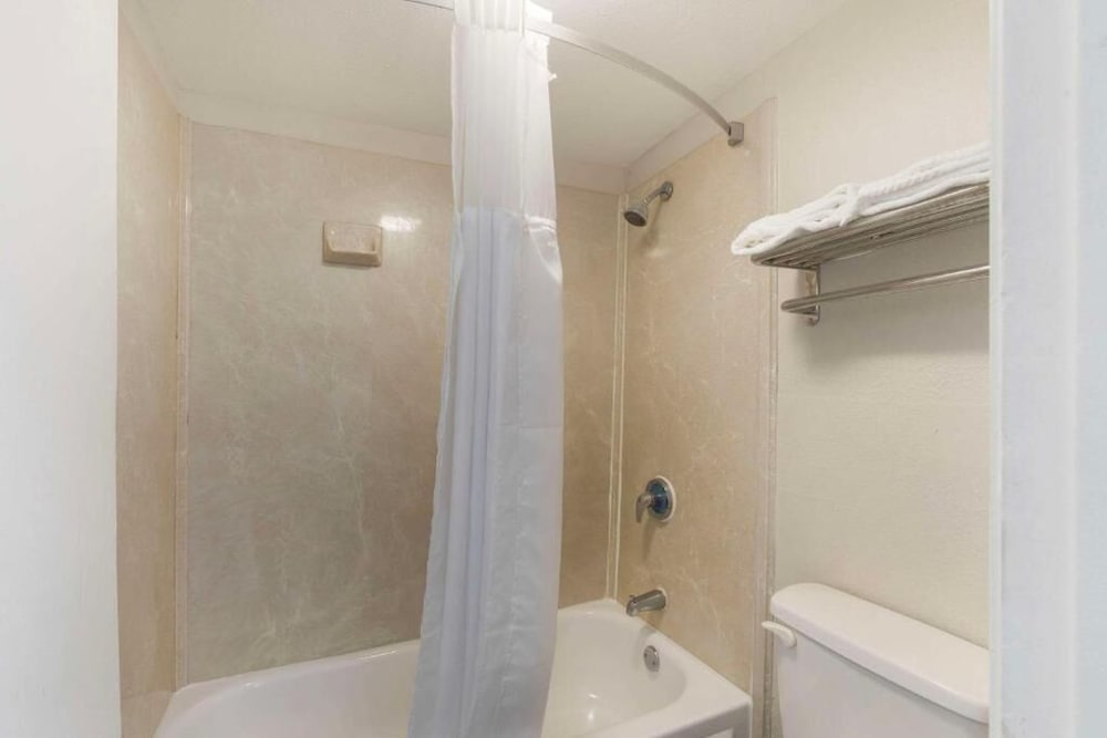 غرفة قياسية بسرير كوين، Downtown Inn & Studio Suites 4/6