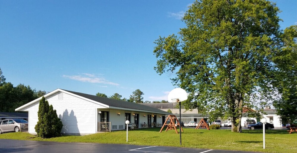 Mackinaw Budget Inn 44/50