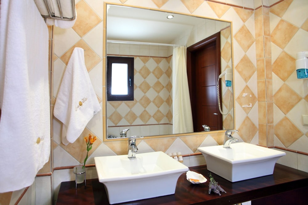 Tesoro Hotel 19/20