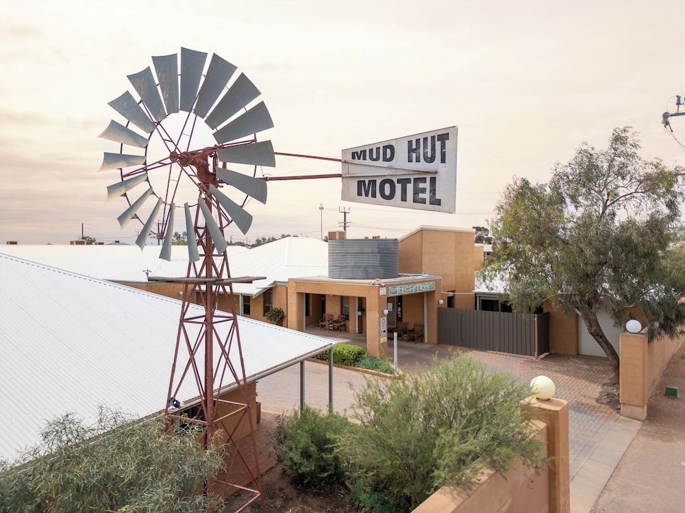 MUD HUT MOTEL 2/57