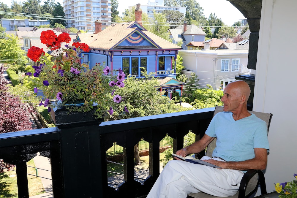 James Bay Inn Hotel Suites Cottage 11/74