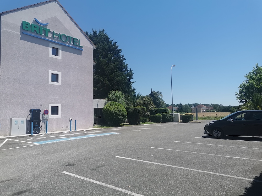 Brit Hotel Confort Pau Lons 28/36
