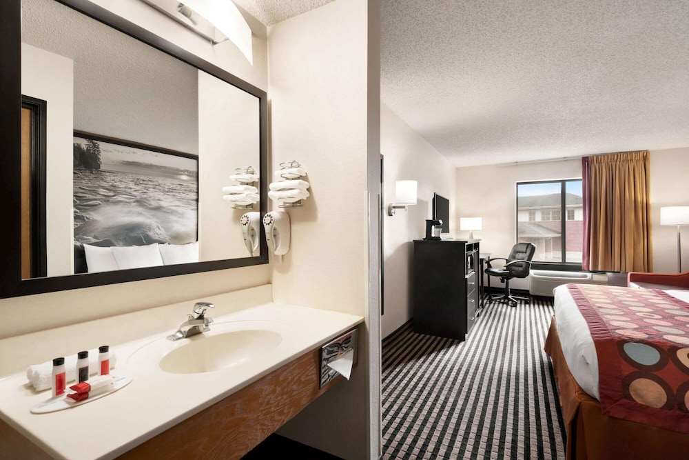 Super 8 by Wyndham Wausau 42/55