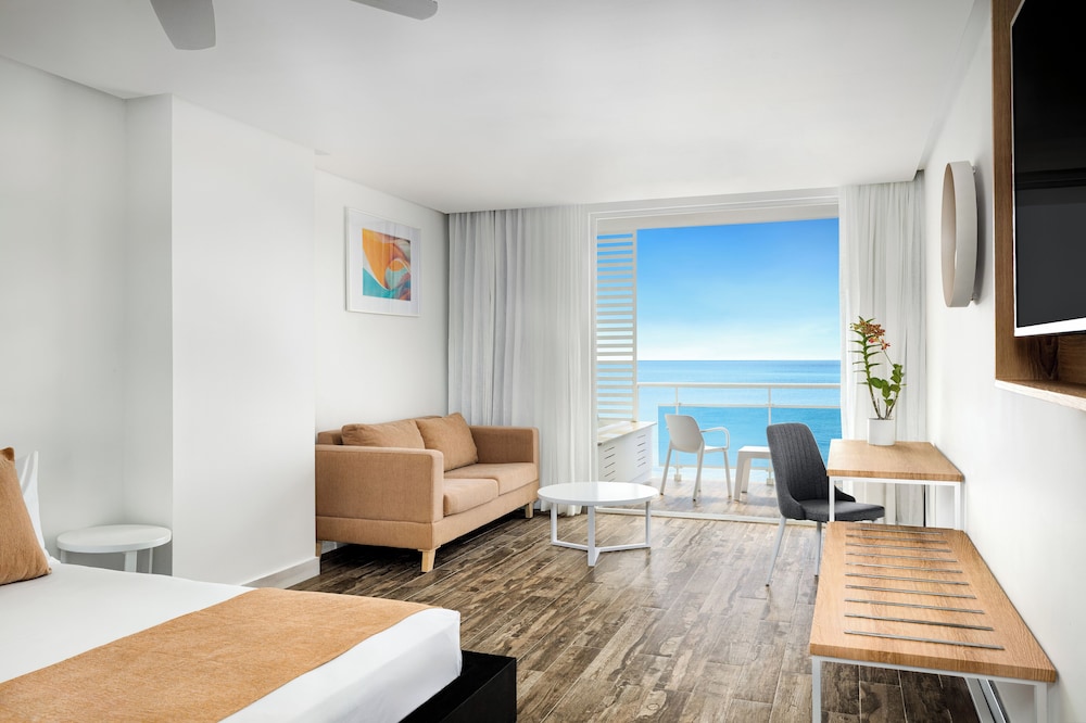 Sun Club, Master, Suite, King Bed, Ocean Front