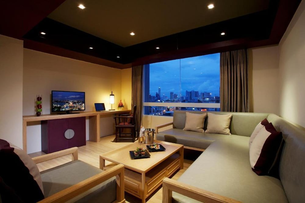 The Quarter Hualamphong by UHG 52/69