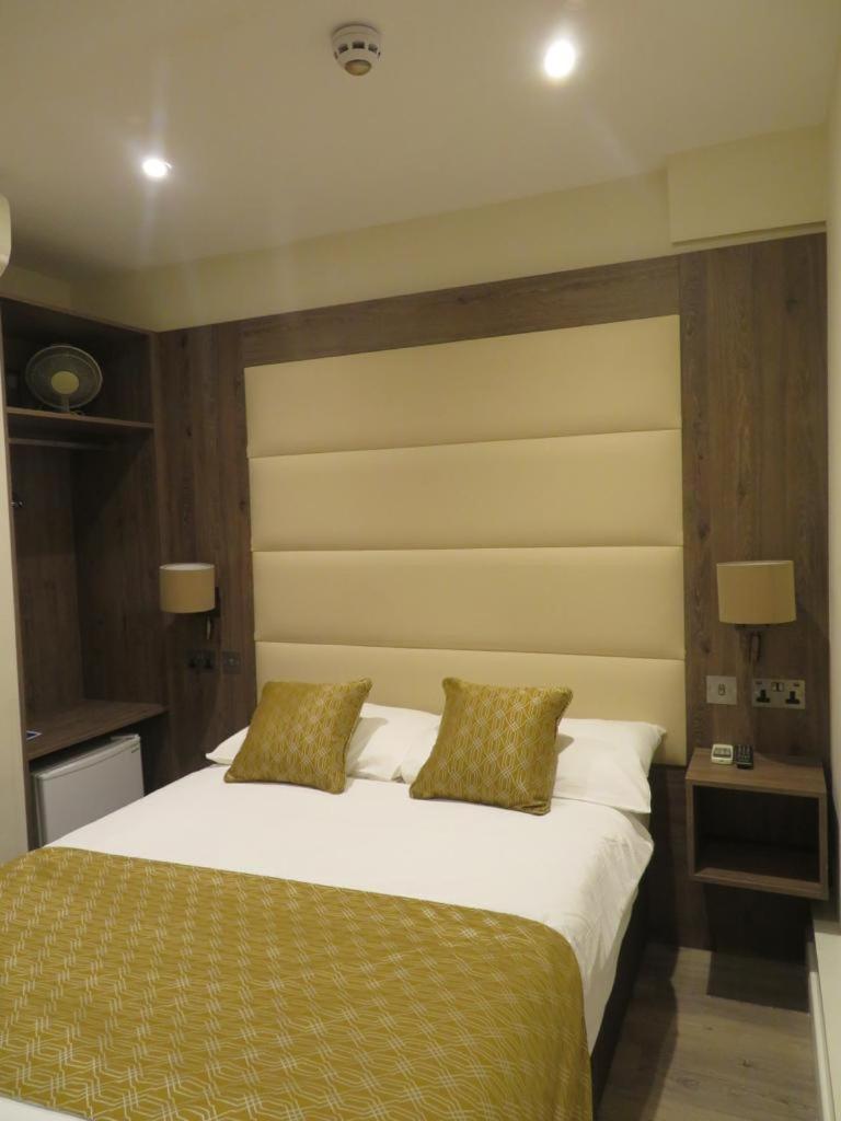 Room, Double Bed, No Window
