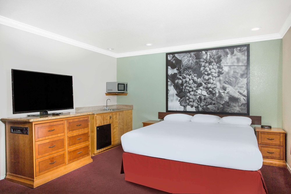 Upper Lake Inn & Suites 8/28