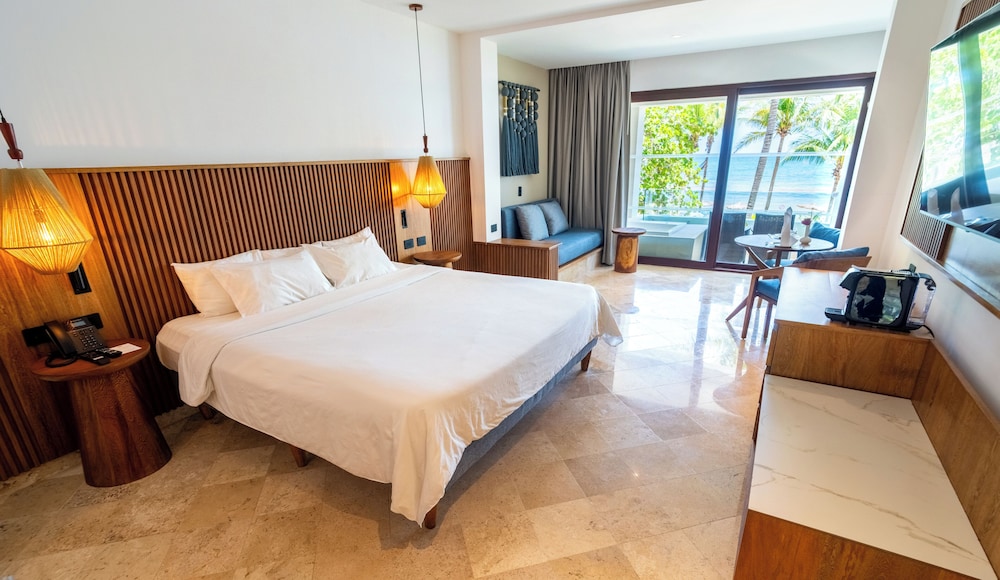 Junior Suite, King Bed, Ocean Front