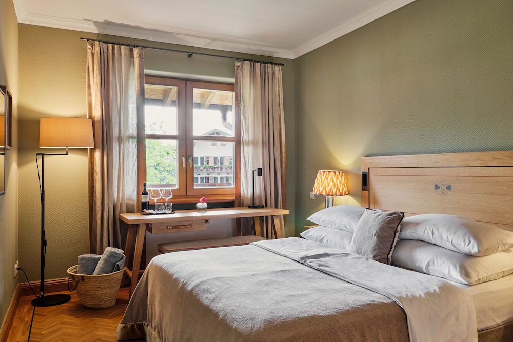 Room, Queen Bed, No Balcony, Small
