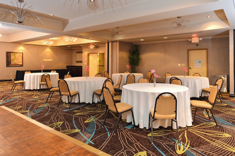 Holiday Inn Express Hotel Suites Dallas South Desoto 66/72