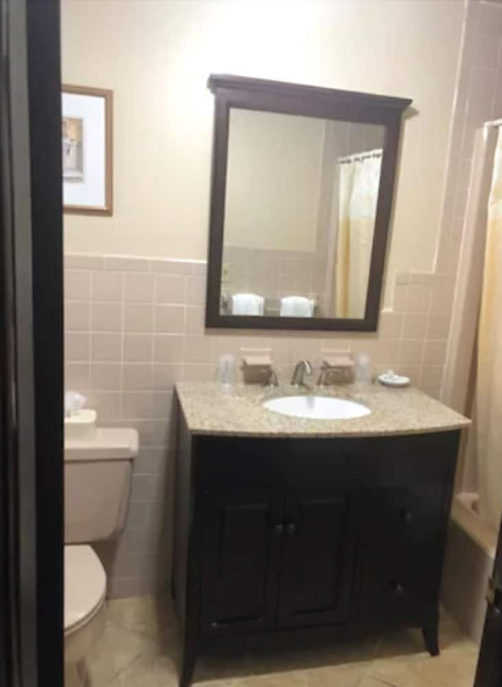 Chalet Inn & Suites Centerport 44/45