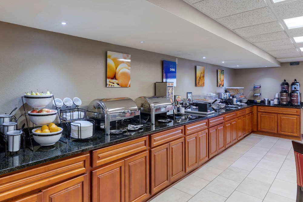 Comfort Inn Suites Jackson West Bend 30/38