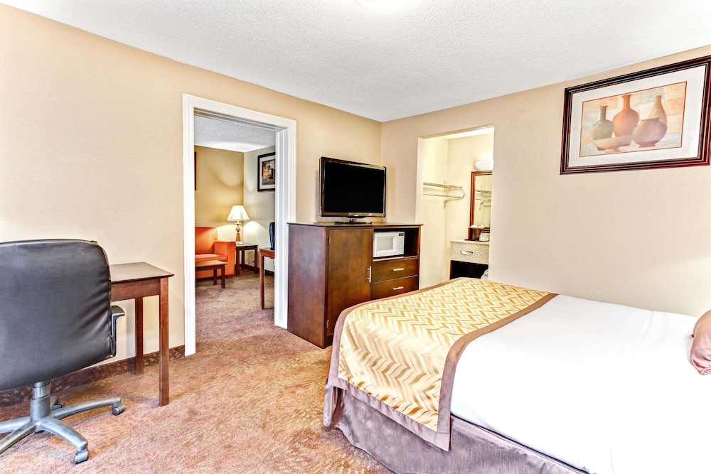 Wyndham Garden Romulus Detroit Metro Airport 10/40