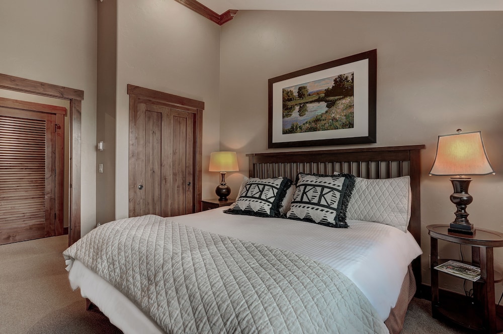Crystal Peak Lodge 16/74