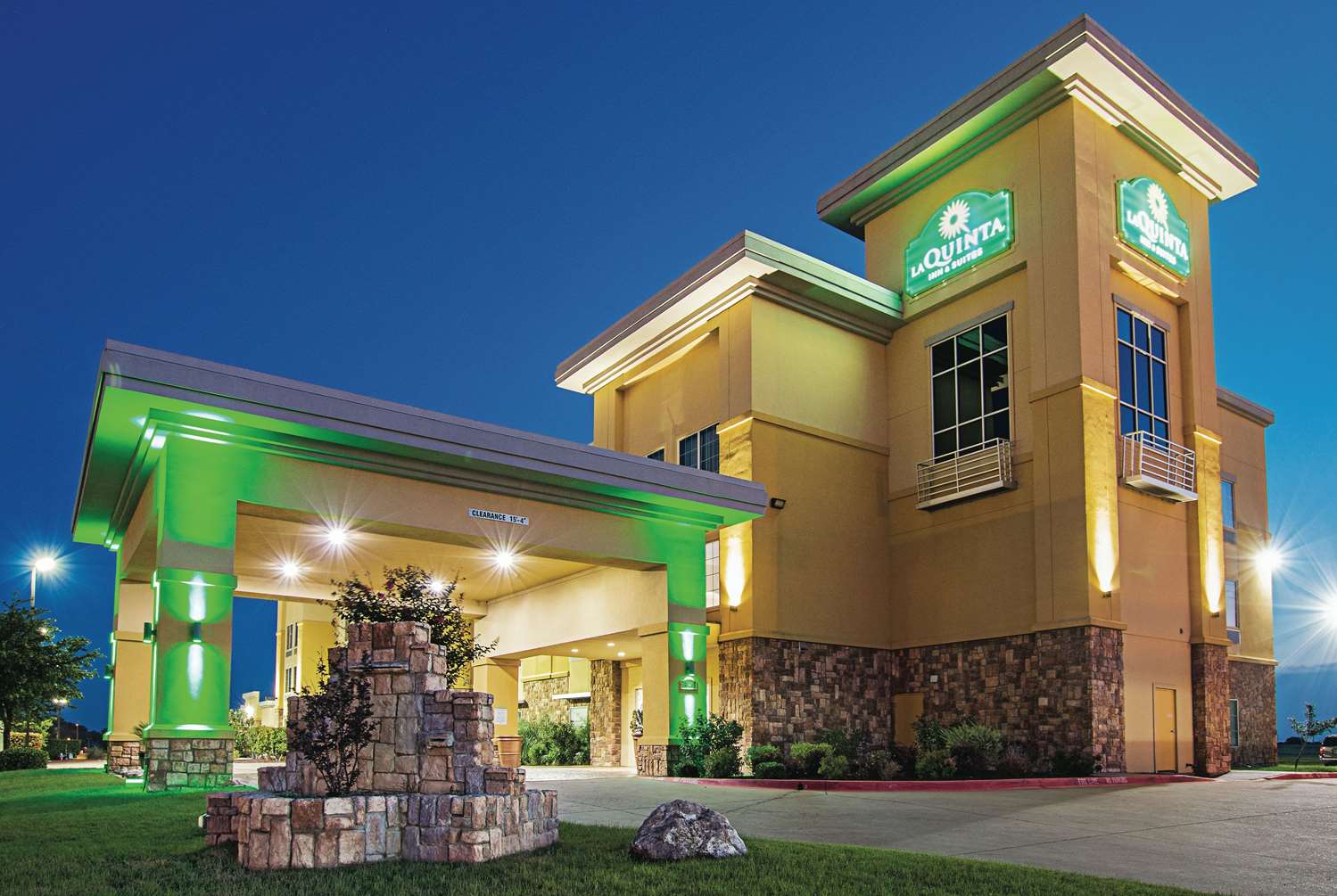 La Quinta Inn & Suites by Wyndham Ft. Worth - Forest Hill TX 6/49