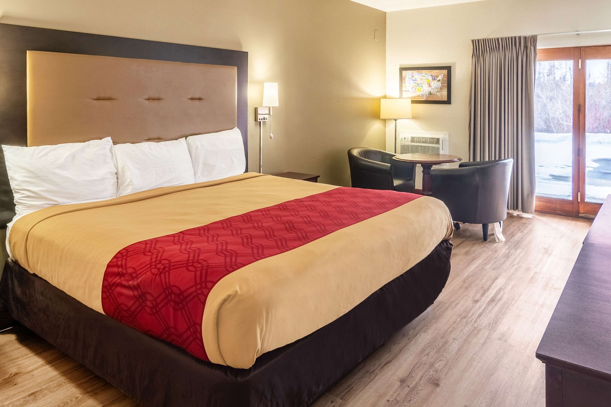 Room, King Bed, Partial Lake View, Jetted Tub