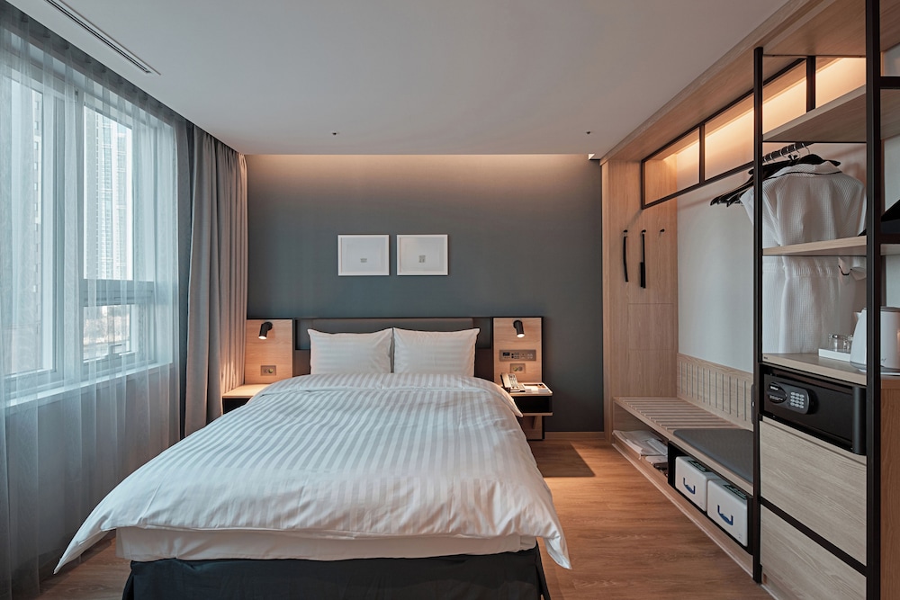 SUPERIOR, RESIDENCE, DOUBLE BED, WEST TOWER